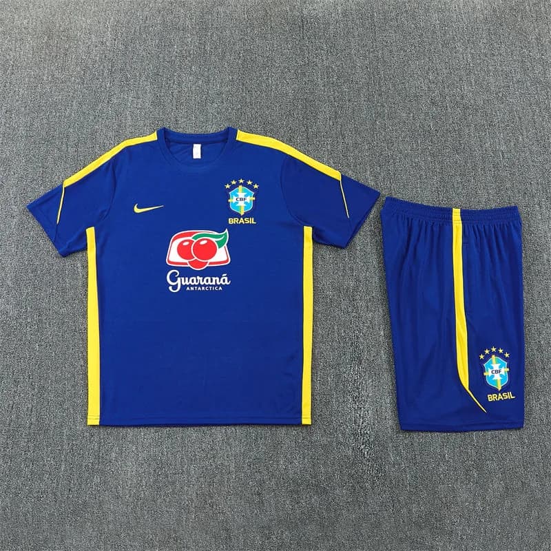 Ensemble du Brésil bleu royal à plat : maillot bleu à bandes jaunes et short bleu assorti