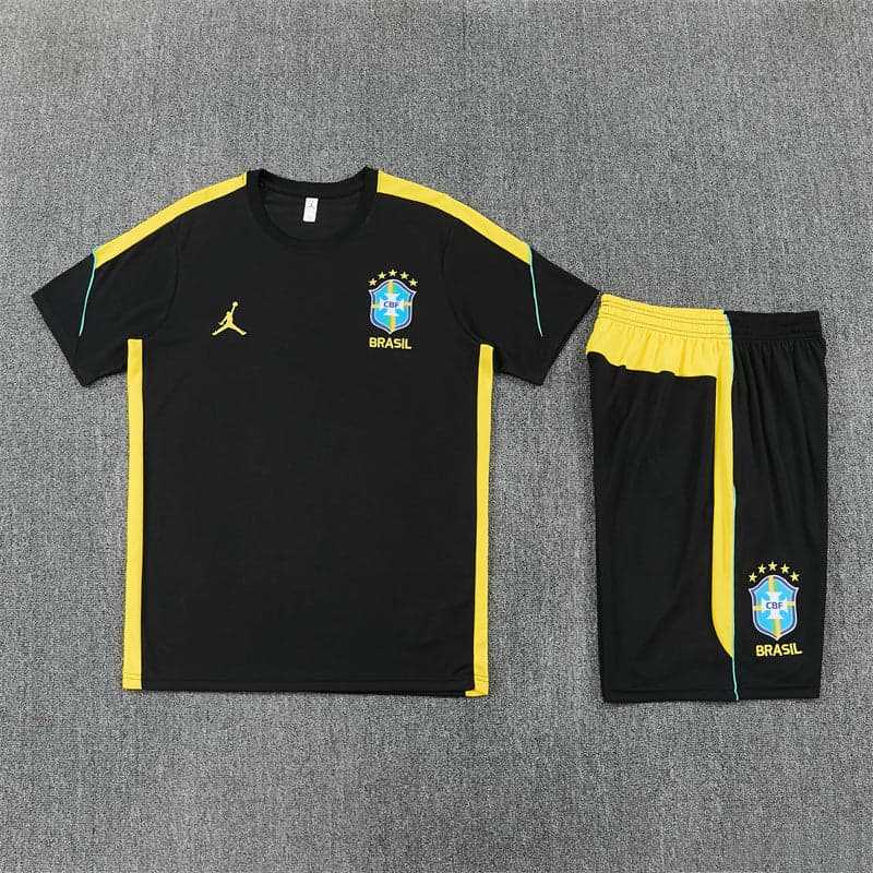 Ensemble du Brésil noir et jaune à plat : maillot noir à bandes jaunes, short noir à ceinture jaune