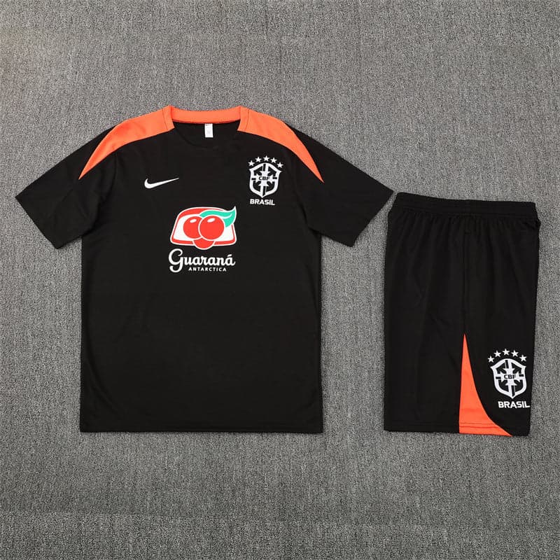 Ensemble du Brésil noir et orange à plat : maillot noir aux épaules orange et short noir à insert orange