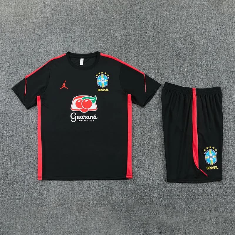Ensemble du Brésil noir et rouge à plat : maillot noir à bandes rouges et short noir à bande rouge