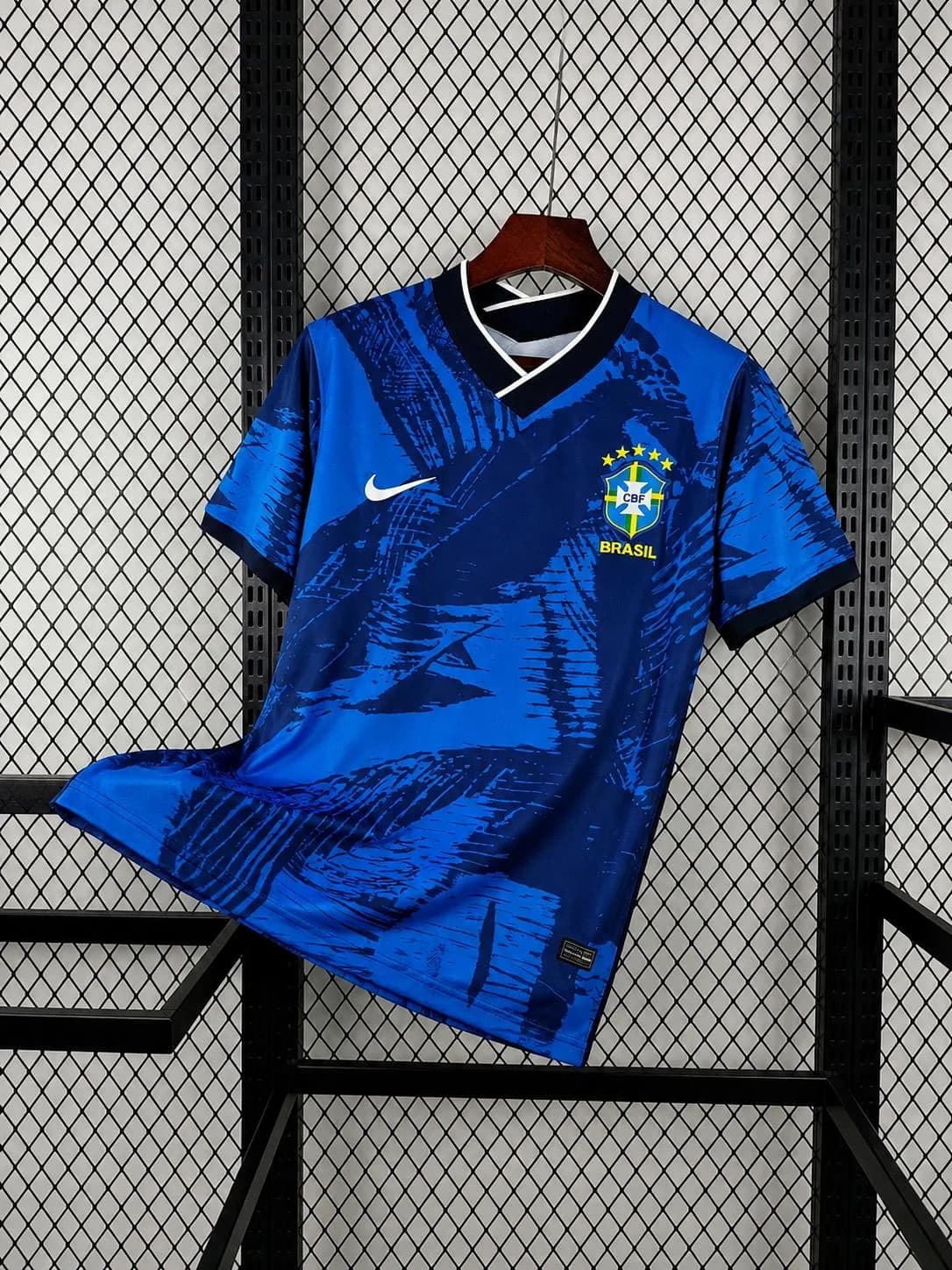 Maillot du Brésil bleu royal sur cintre, imprimé coups de pinceau marine et col en V liseré blanc