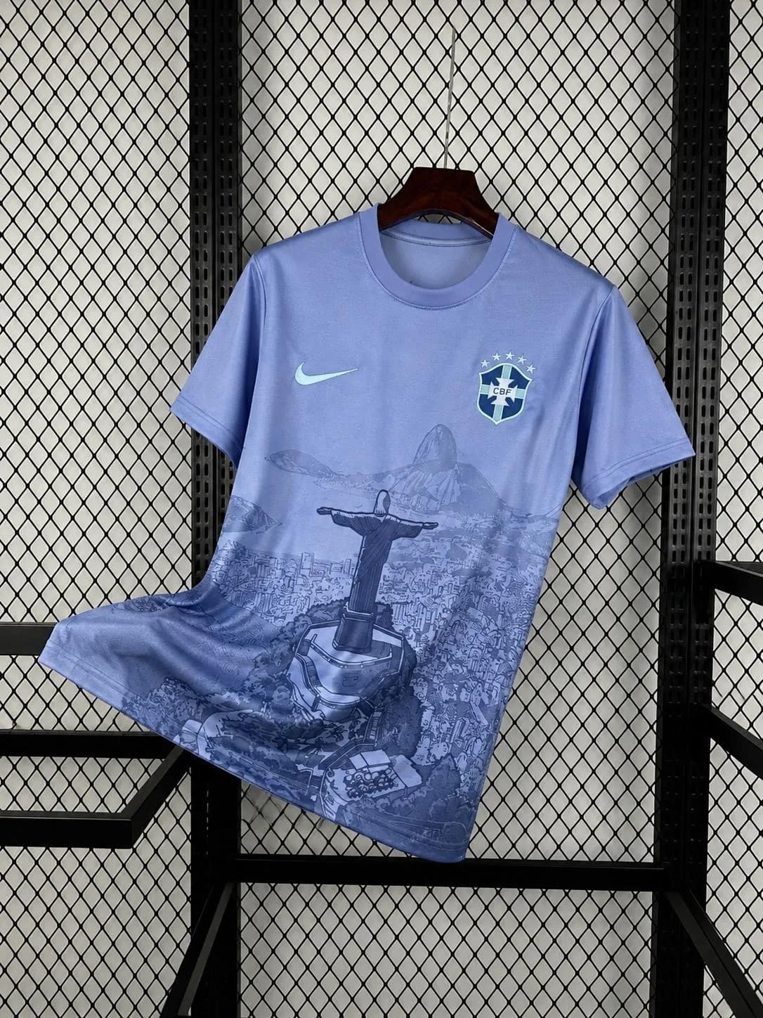 Maillot du Brésil Cristo Redentor bleu lavande sur cintre, Christ et baie de Rio imprimés ton sur ton