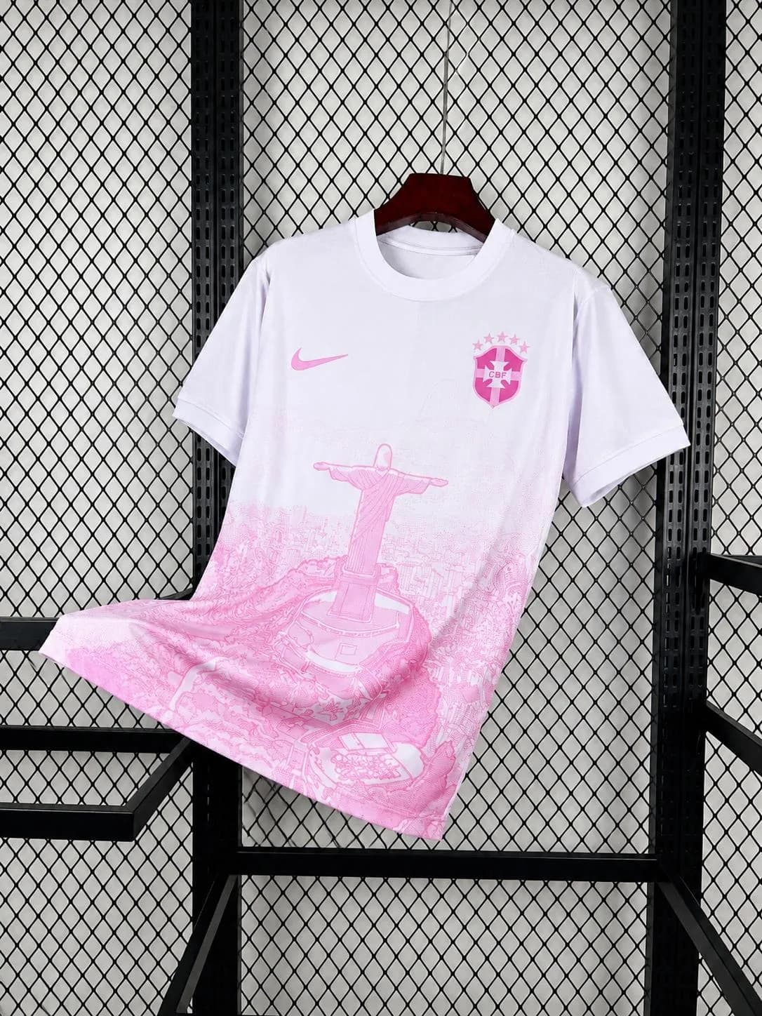 Maillot du Brésil Cristo Redentor rose sur cintre, fond blanc et Christ de Rio imprimé en rose