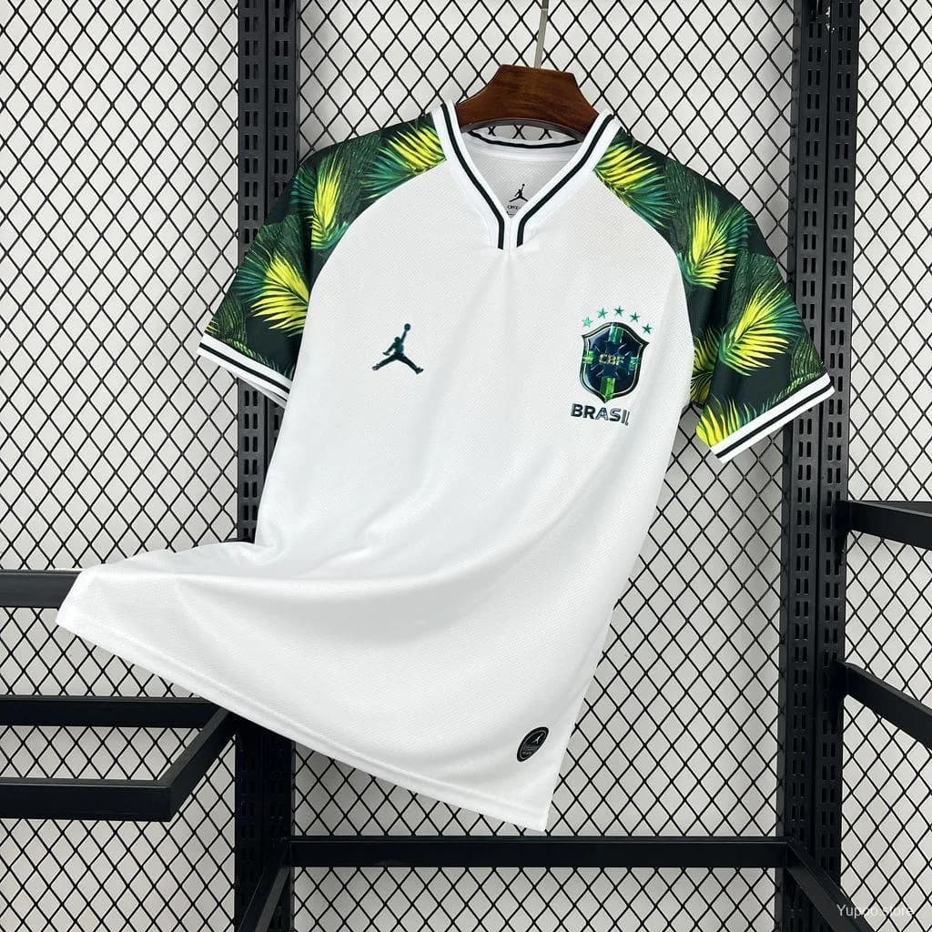 Maillot du Brésil Palmeira au corps blanc et aux manches imprimées de palmiers verts, présenté de face