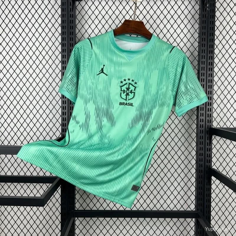 Maillot du Brésil vert menthe sur cintre, fines rayures verticales et passepoils vert foncé