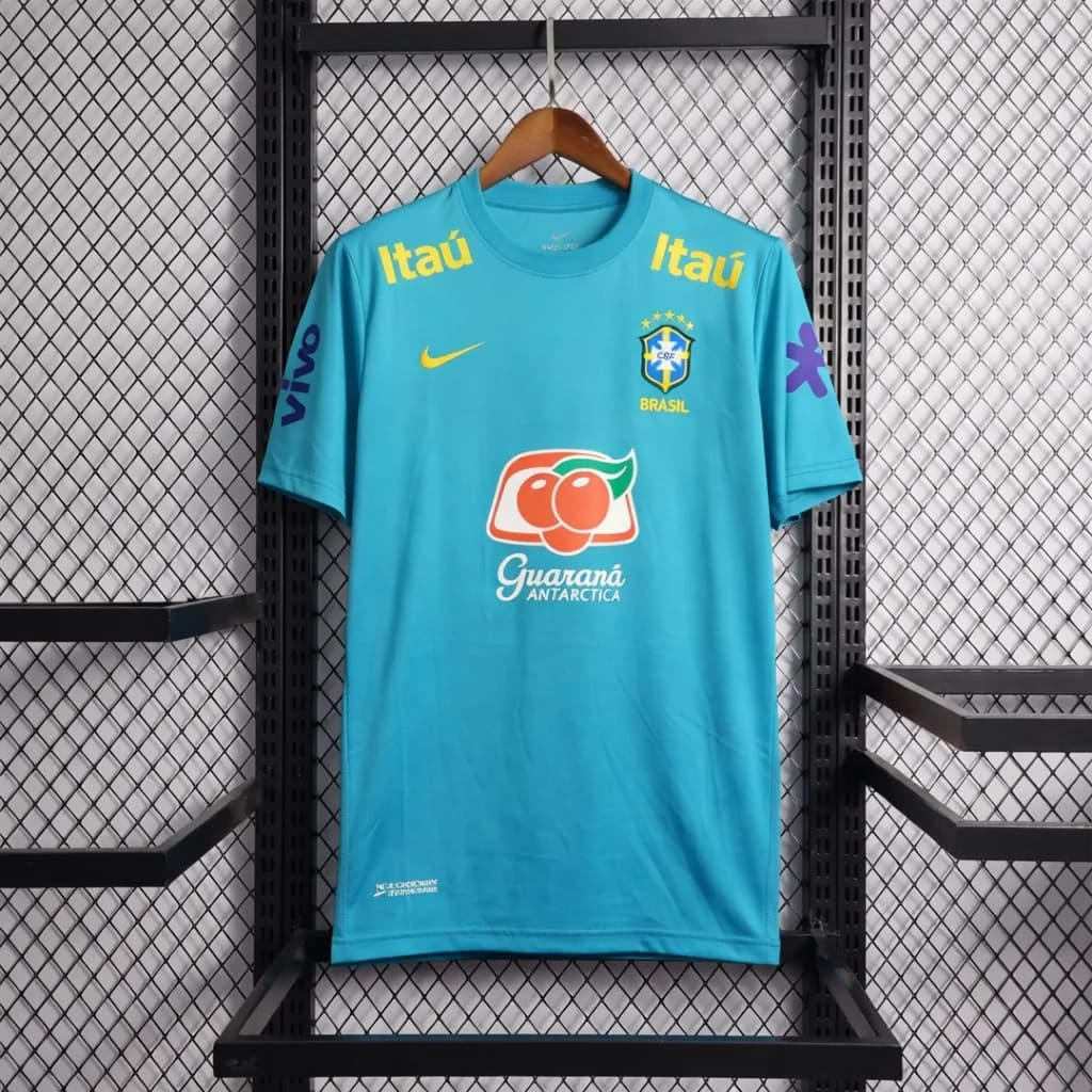 Maillot training du Brésil bleu turquoise sur cintre, inscriptions jaunes aux épaules, vue de face