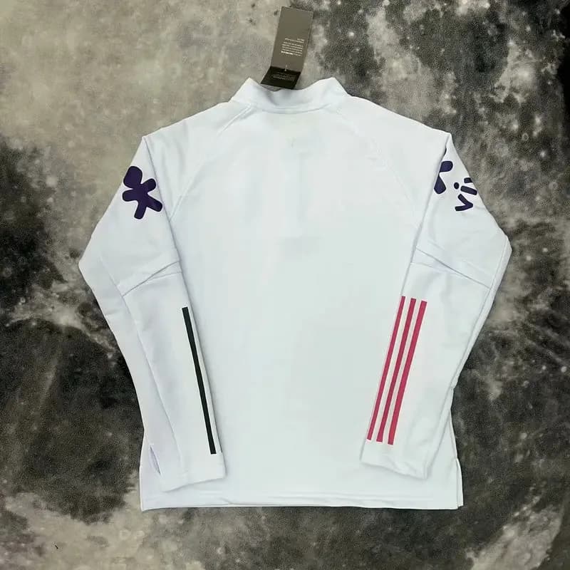 Dos du pull du Brésil blanc à plat, bandes rouges et noires sur les manches