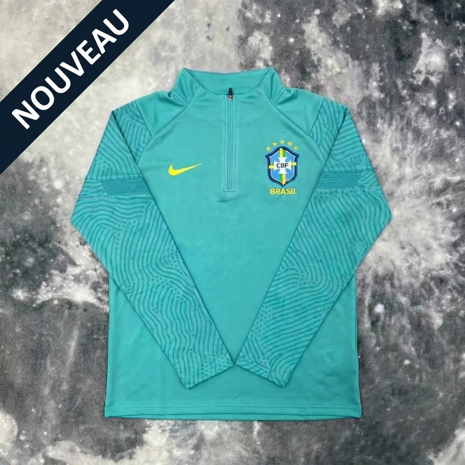 Pull du Brésil bleu turquoise à plat, de face, demi-zip et écusson jaune et bleu