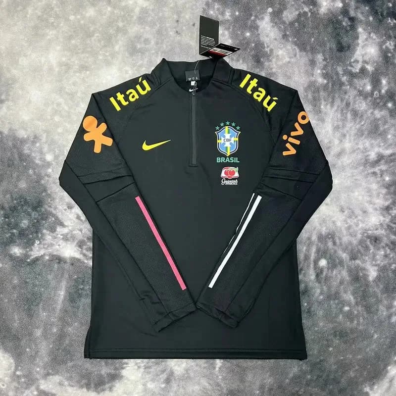 Pull du Brésil noir à plat, de face, demi-zip, inscriptions jaunes et touches orange