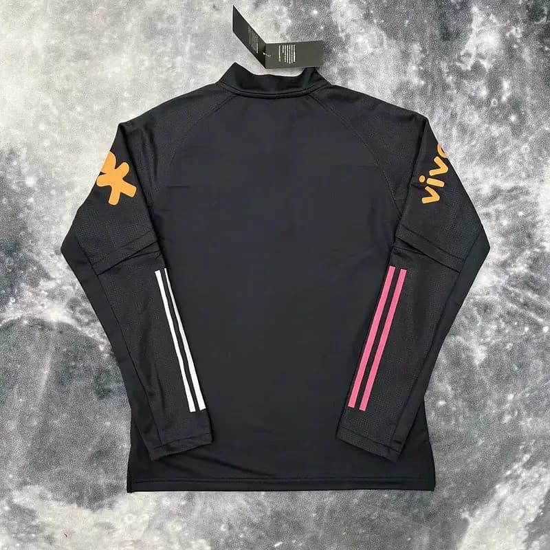 Dos du pull du Brésil noir à plat, bandes blanches et roses sur les manches