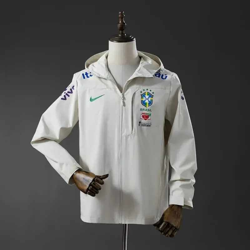Veste du Brésil beige de face sur mannequin, lettrage bleu et écusson sur la poitrine