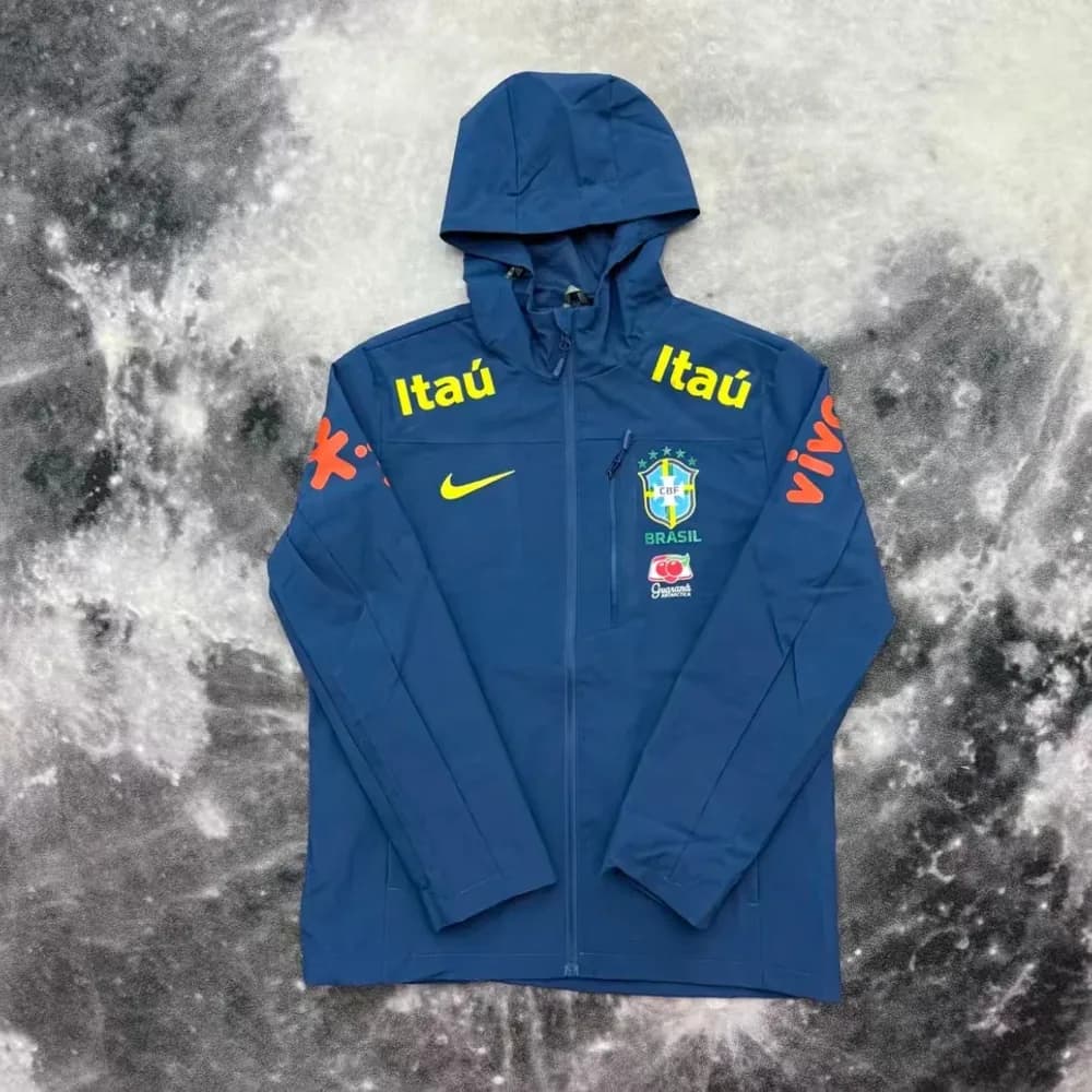 Veste du Brésil bleu nuit posée à plat, capuche relevée, zip intégral et lettrage jaune