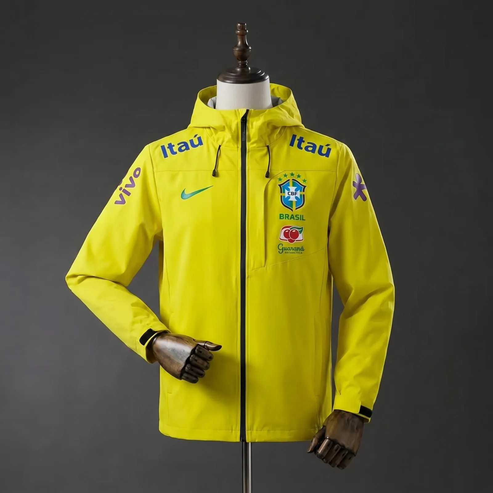 Veste du Brésil jaune canari de face sur mannequin, zip noir, capuche à cordons et lettrage bleu