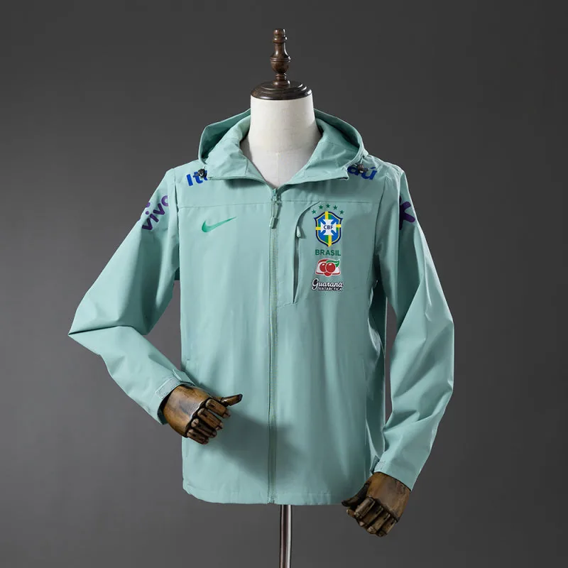 Veste du Brésil verte menthe de face sur mannequin, écusson et poche zippée sur la poitrine