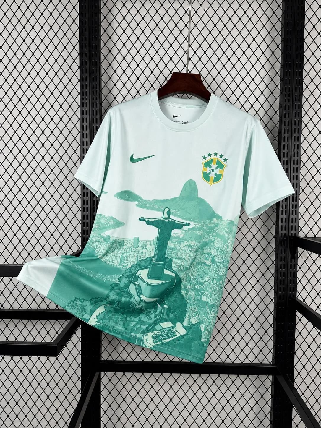 Maillot du Brésil Cristo Redentor vert menthe, imprimé de la statue du Christ Rédempteur bras ouverts sur la baie de Rio et le Pain de Sucre, présenté sur cintre