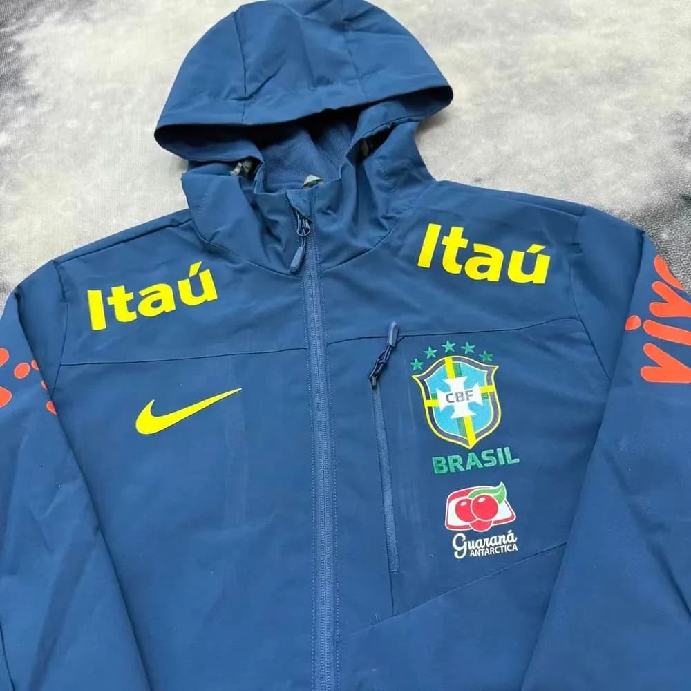 Buste de la veste du Brésil bleu nuit avec poche zippée et inscriptions jaunes, coloris phare des duos en couple