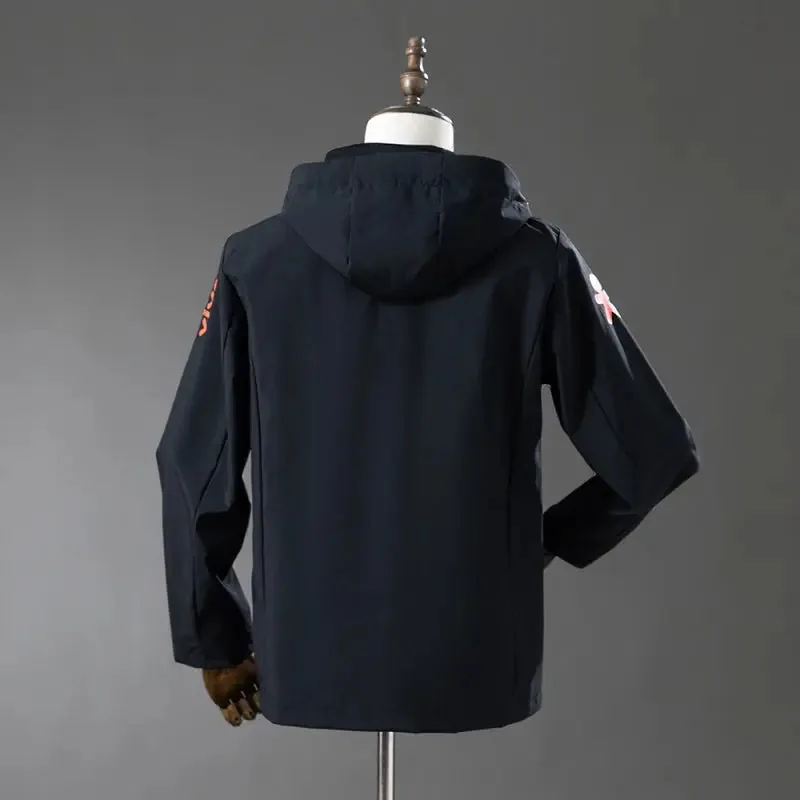 Dos de la veste du Brésil noire sur mannequin, capuche rabattue, prête à être superposée sous un manteau d'hiver