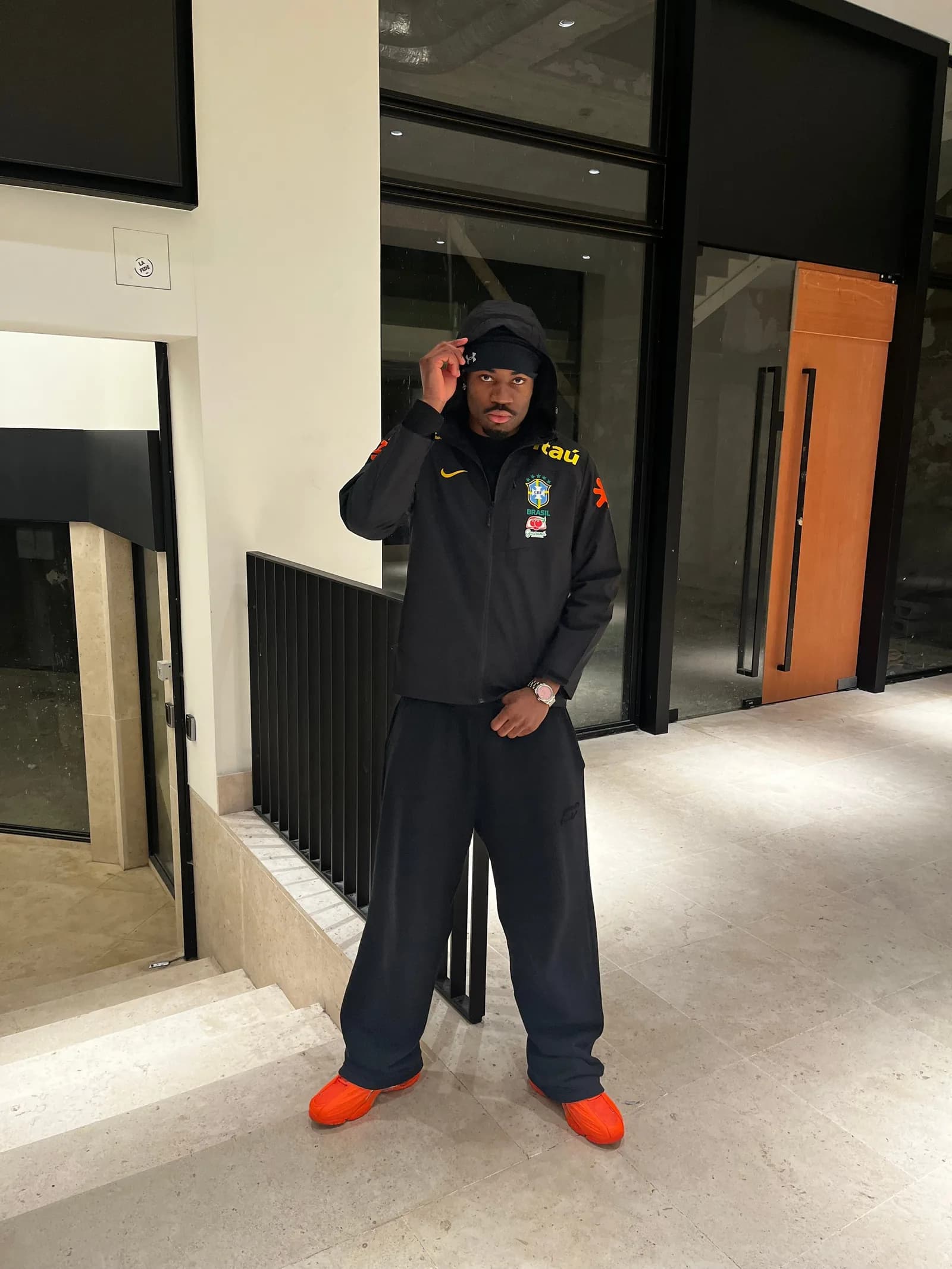Homme portant la veste du Brésil noire zippée avec le bas de survêtement assorti